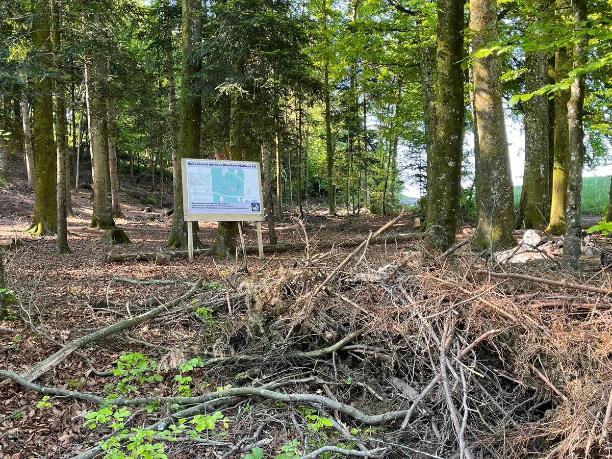 Eine Tafel deutet an, was hier bald Realität werden soll: ein neuer Bikepark für Pfäffikon. (Archiv) Plakat des geplanten Bikeparks in Pfäffikon